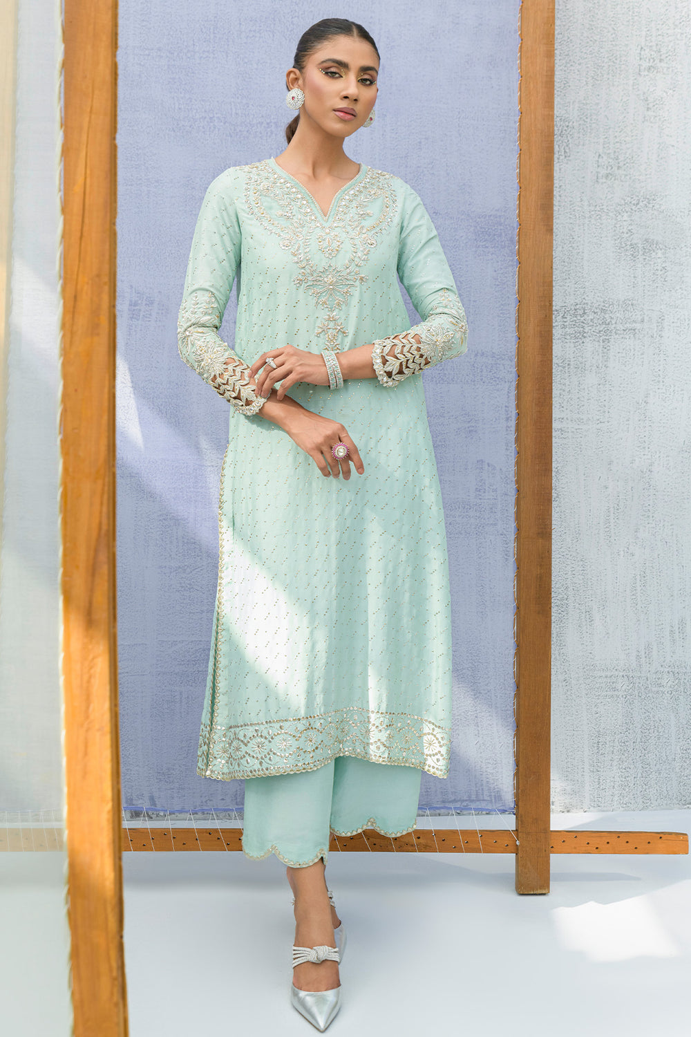 Behayo qora tanli ayol oz sevgilisining sikiga sakrab tushadi